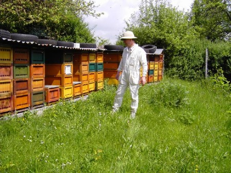 Imker Roland Klomann am Bienenstand